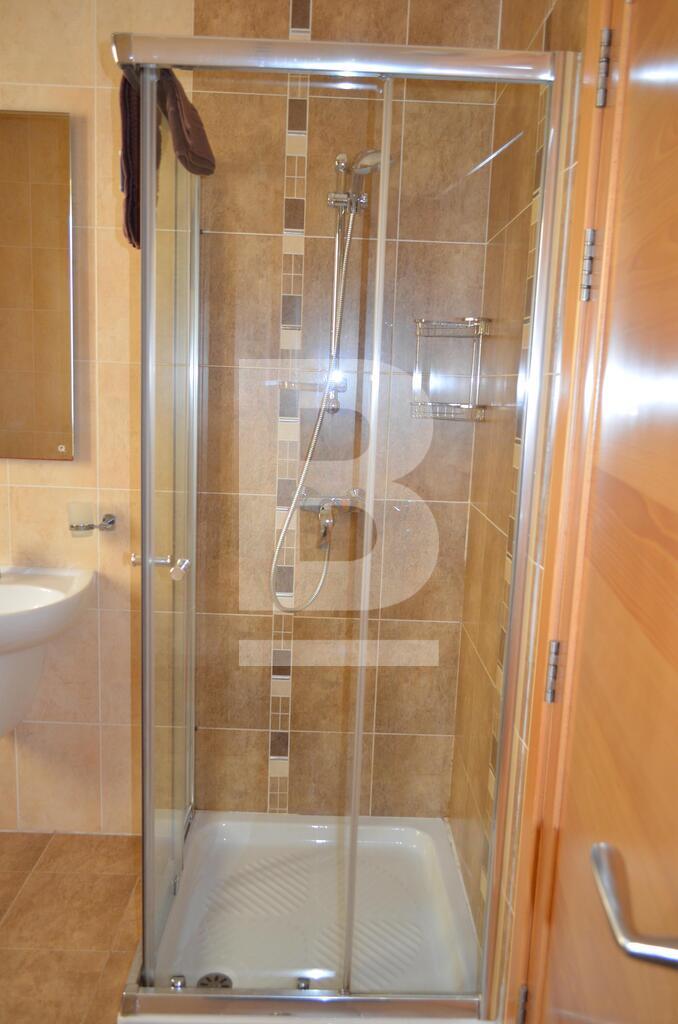P_014863_A7_main_bathroom_2.JPG