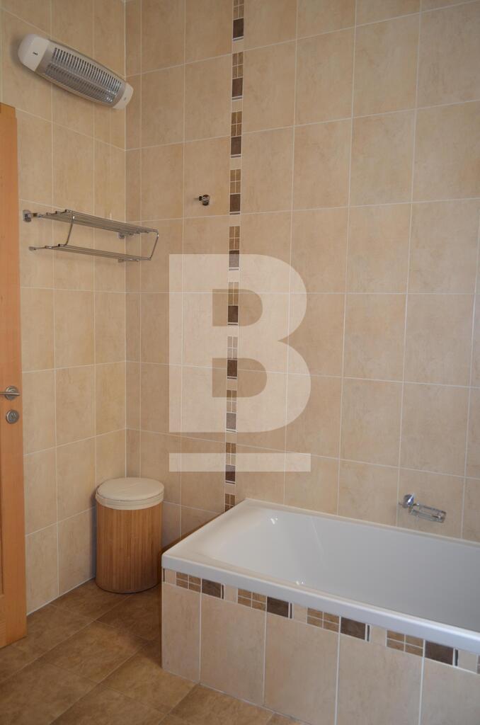 P_014863_A7_main_bathroom_3.JPG