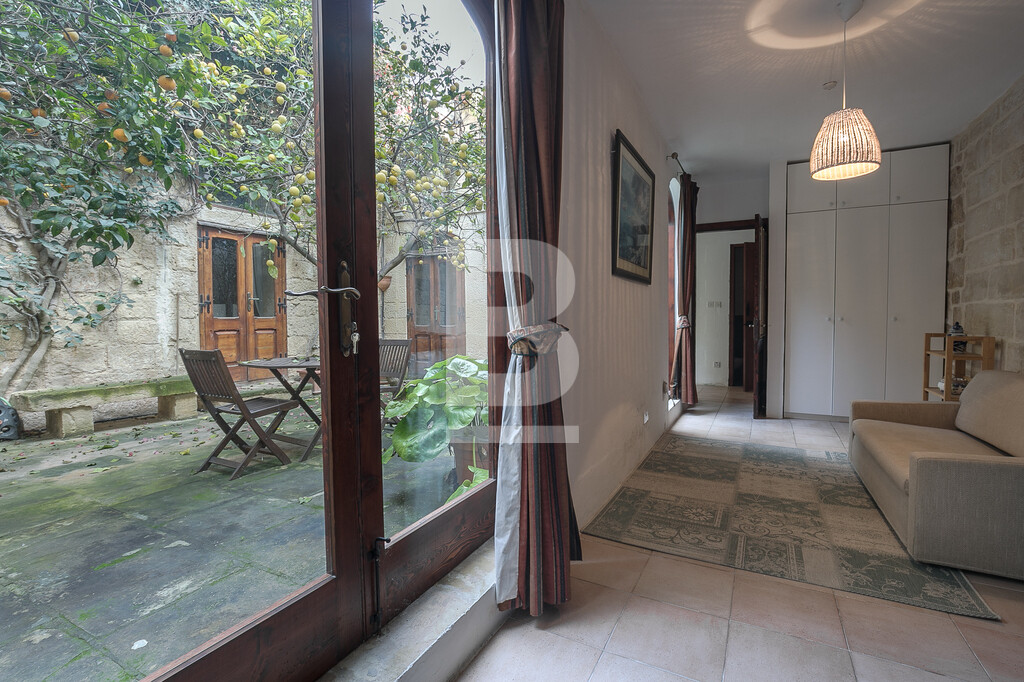 P_017596_6_Living_to_Courtyard.j