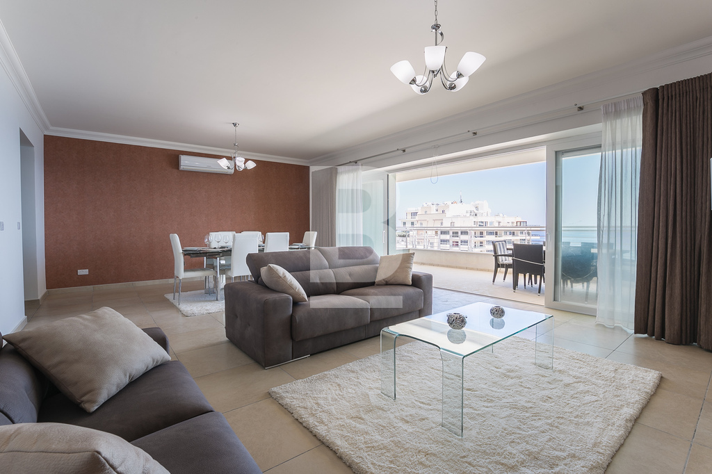 P_021946_3_Living_Area_to_veiw_(