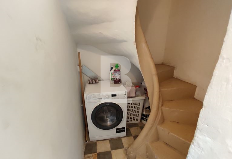 P_020371_Wash_machine_and_stairs