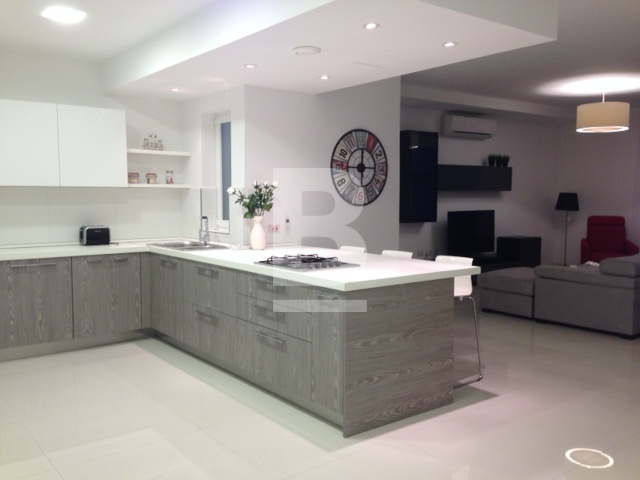 P_020872_Kitchen_to_Dining_Area.