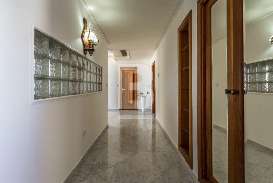 P_022262_corridor.JPG