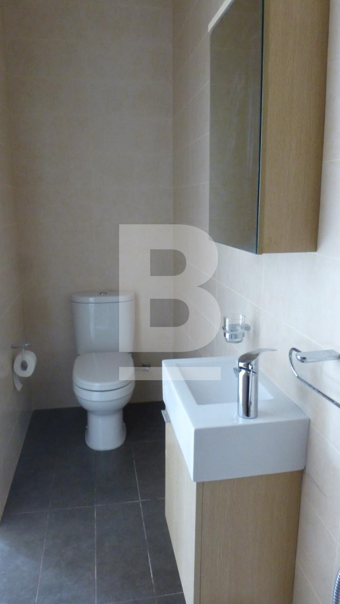 P_022295_En_suite_bathroom_2.jpg