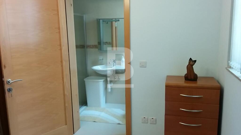 P_022603_H-ensuite_to_1st_B-Rm_-
