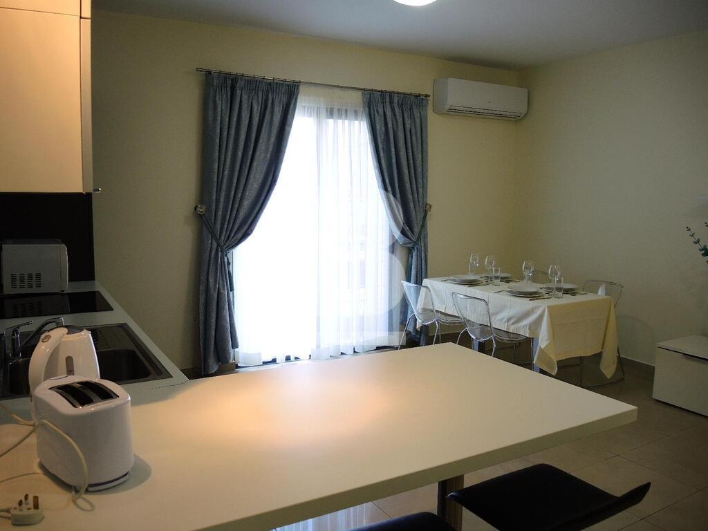 P_022661_Kitchen_-_Dining_2.jpg