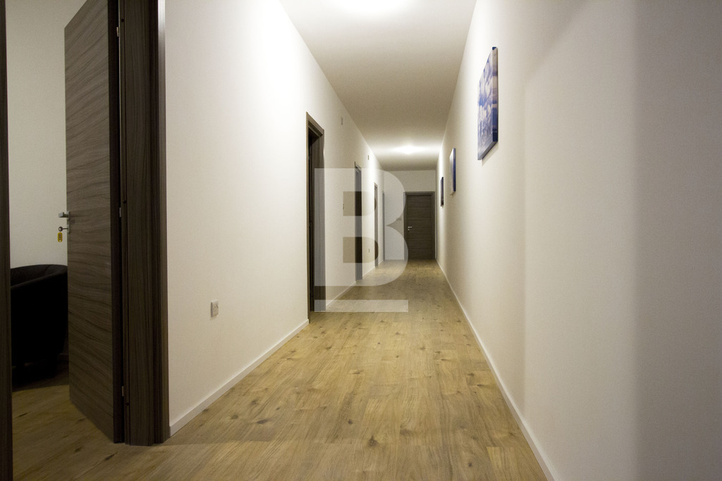 P_022671_Corridor.JPG