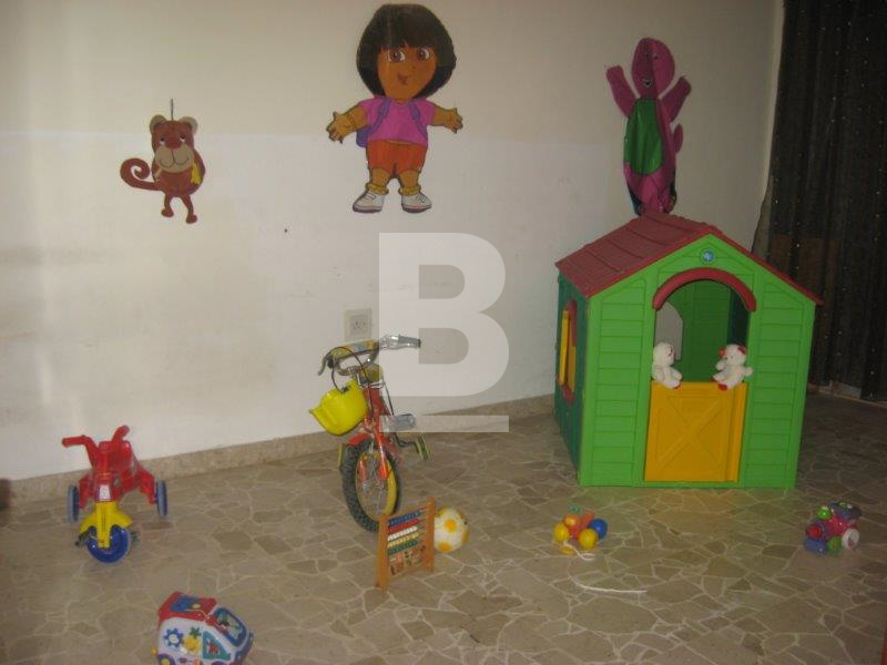 P_023502_6._gargage__playing_roo