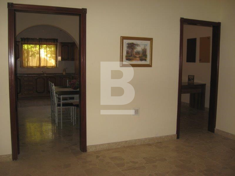 P_023502_7._entrance_to_kitchen_