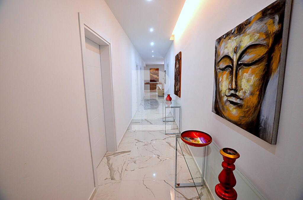 P_132401_Corridor2.jpg