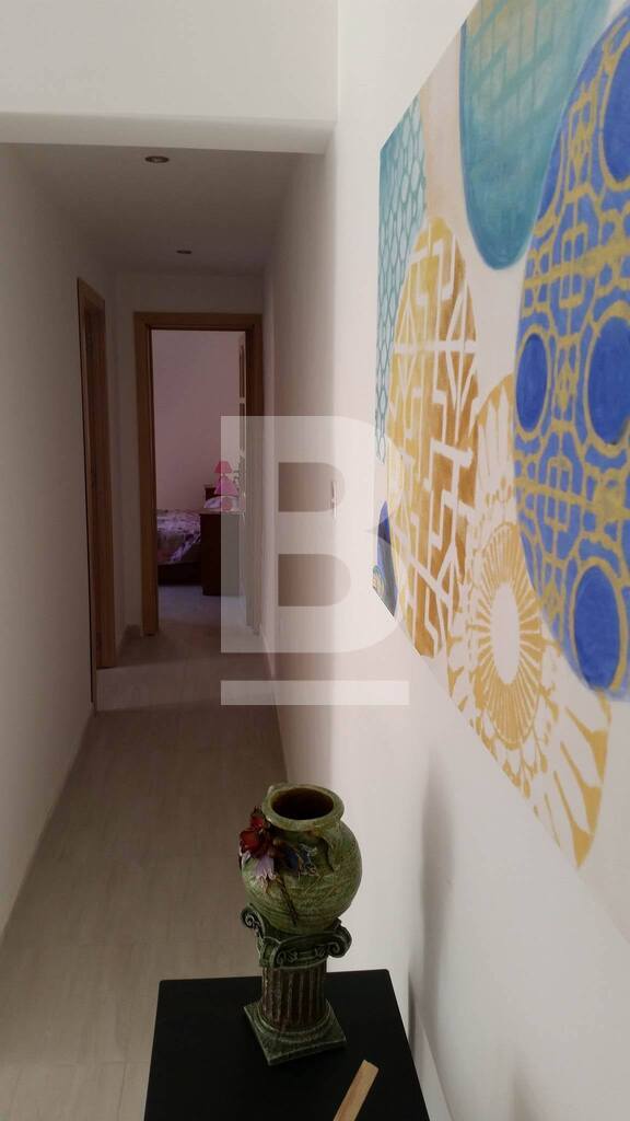 P_132822_Corridor_leading_to_bed