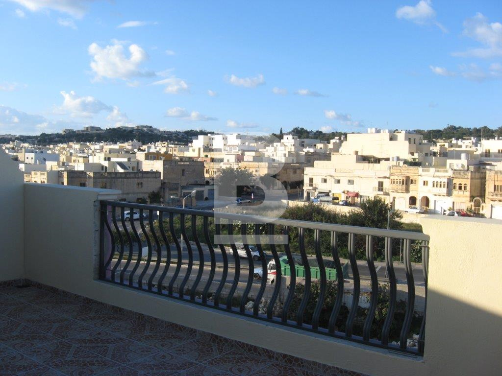 P_132970_FRONT_BALCONY_-_2.jpg