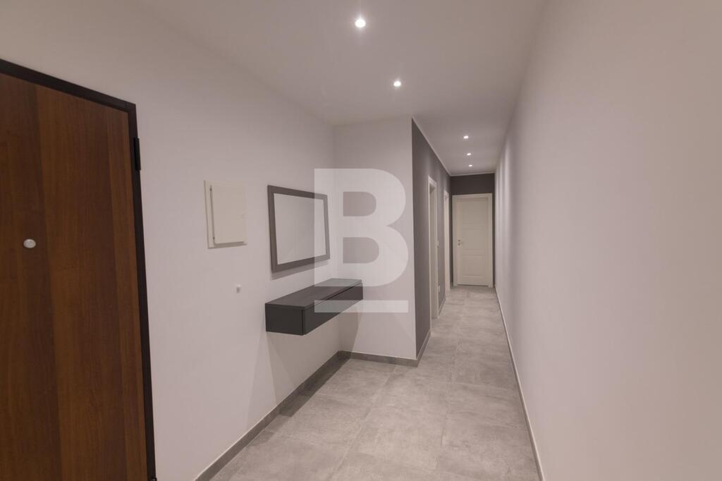 P_135753_corridor.JPG