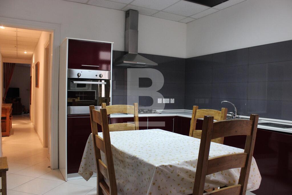 P_136165_4._Kitchen_-_Dining_(1)