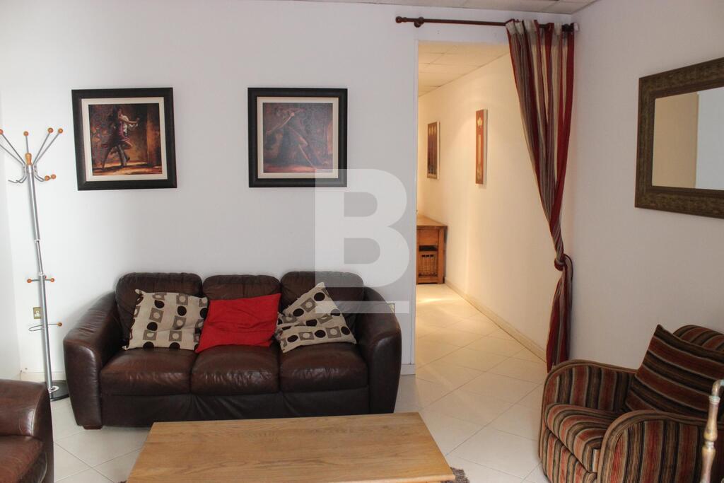 P_136165_1._Entrance_-_Living_Ro