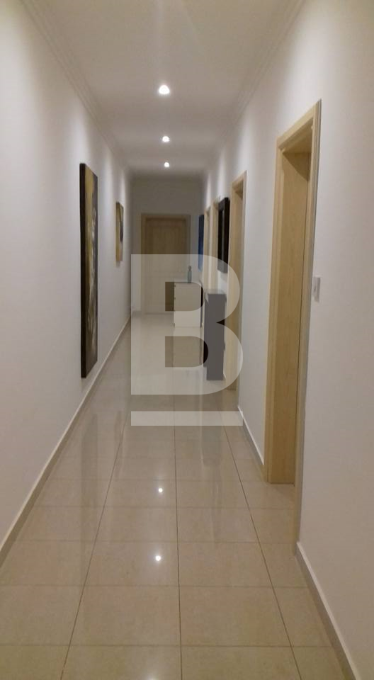 P_013744_Corridor_to_Bedrooms.jp