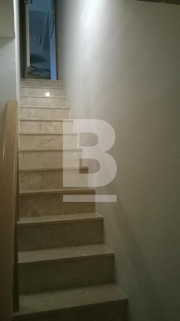 P_301812_Stairs_leading_to_Store