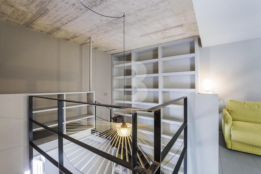 P_023443_8_top_stairs_with_livin