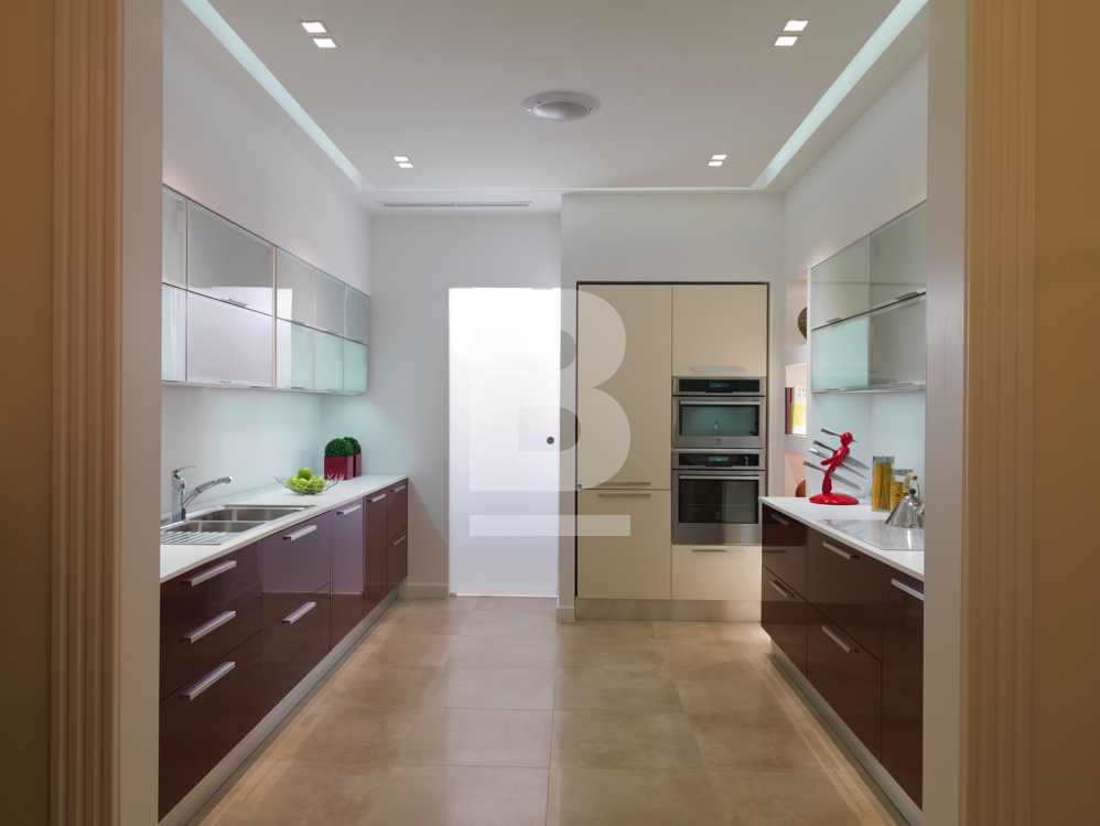 P_303109_Kitchen2-_resized.jpg