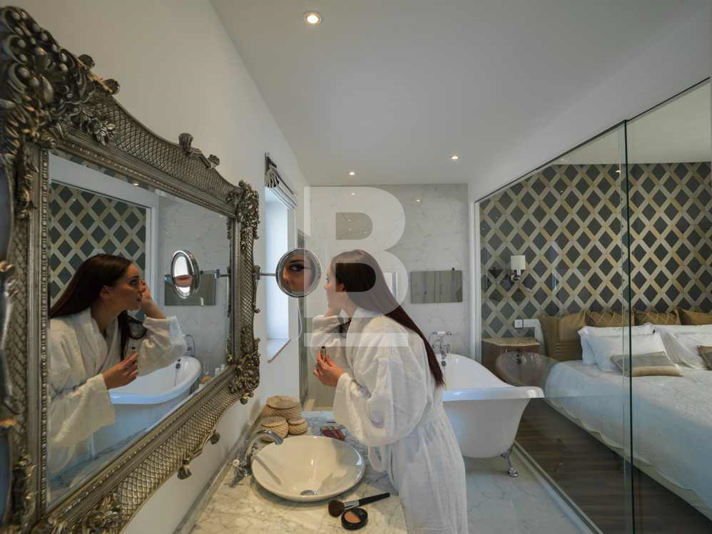 P_303109_Main_bedroom_ensuite-_r