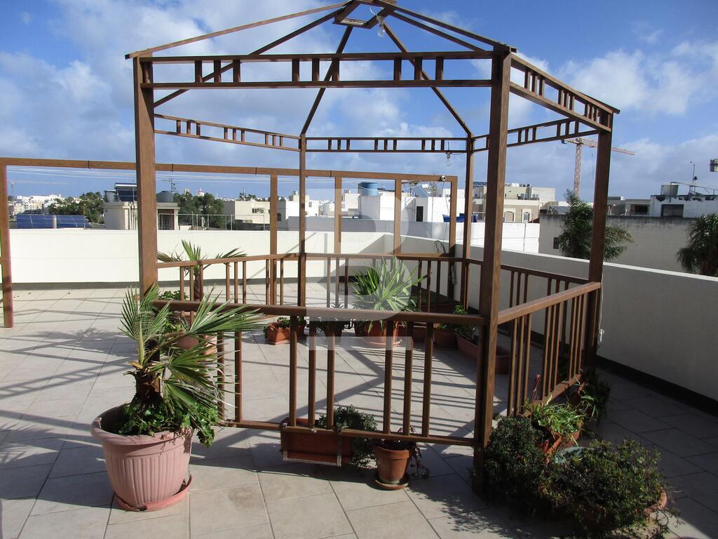 3 bed Maisonette for rent - Image 1