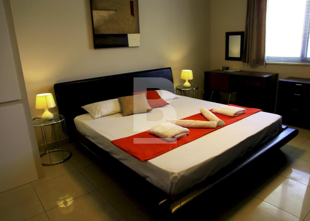 P_305530_Bedroom_-_King_size_bed