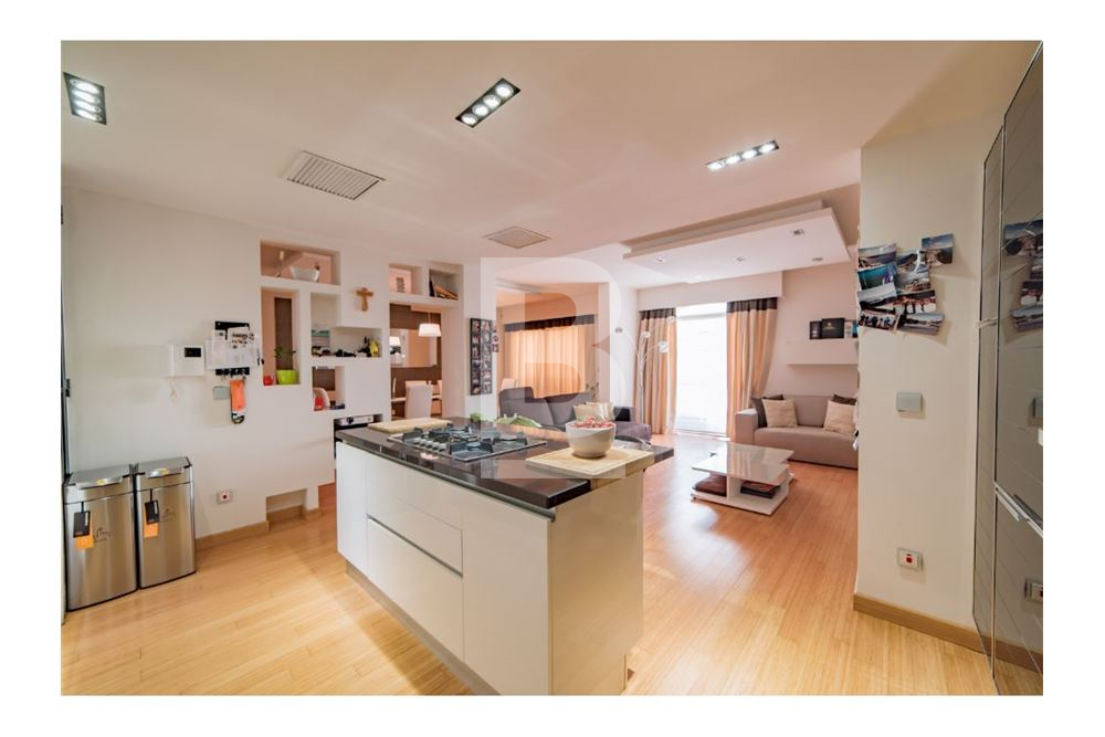 P_305668_kitchen_to_living_and_d