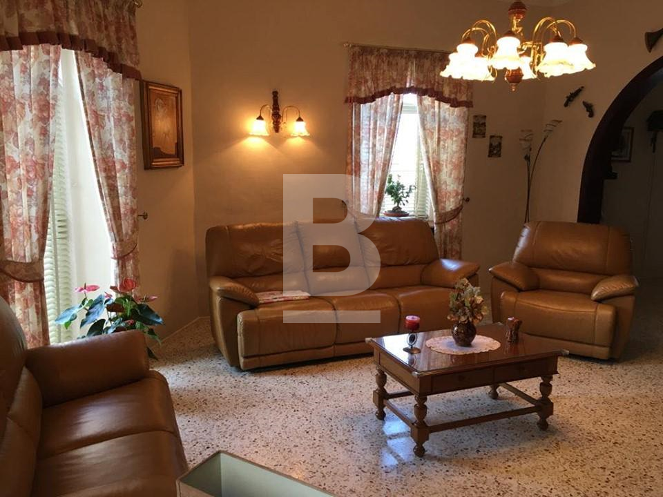 P_305698_Living_room_or_main_roo