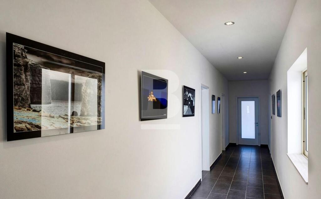 P_305808_C7_Corridor.jpg