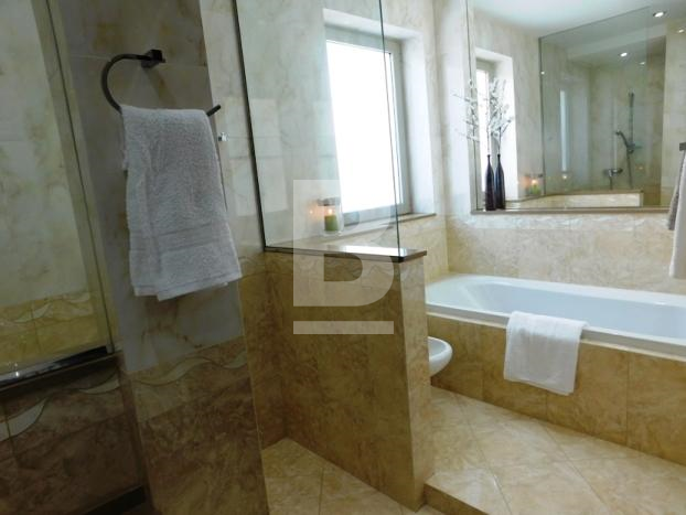 P_306278_Ensuite_Towards_Bath_(2