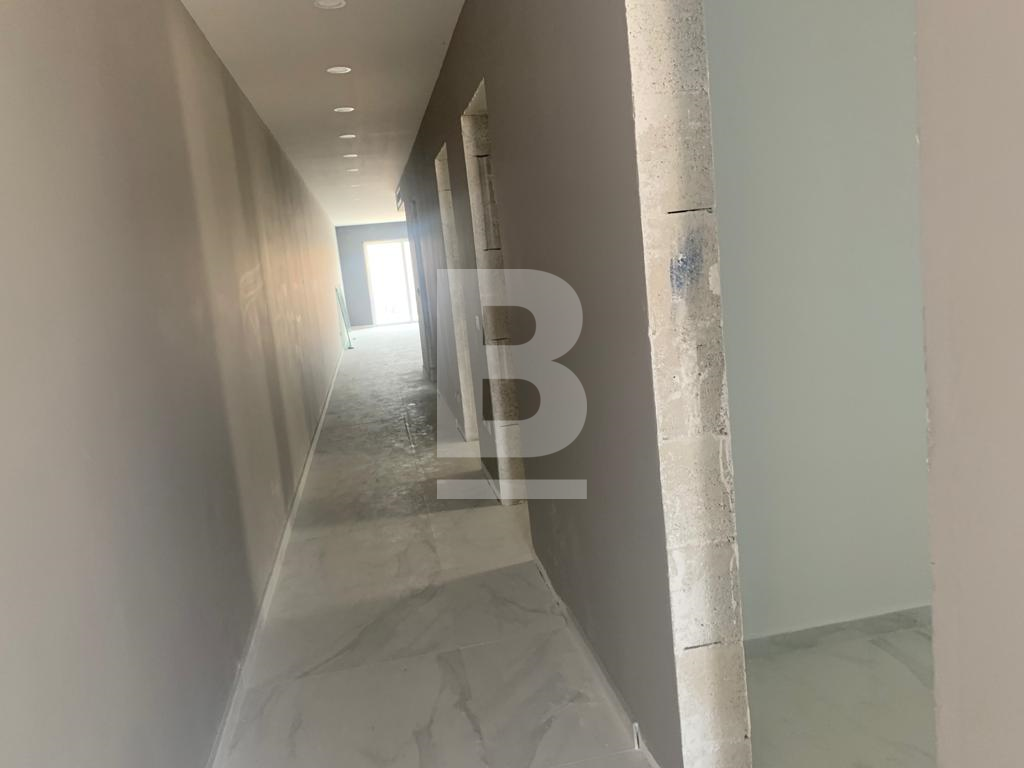 P_306495_CORRIDOR_-_Copy.JPG