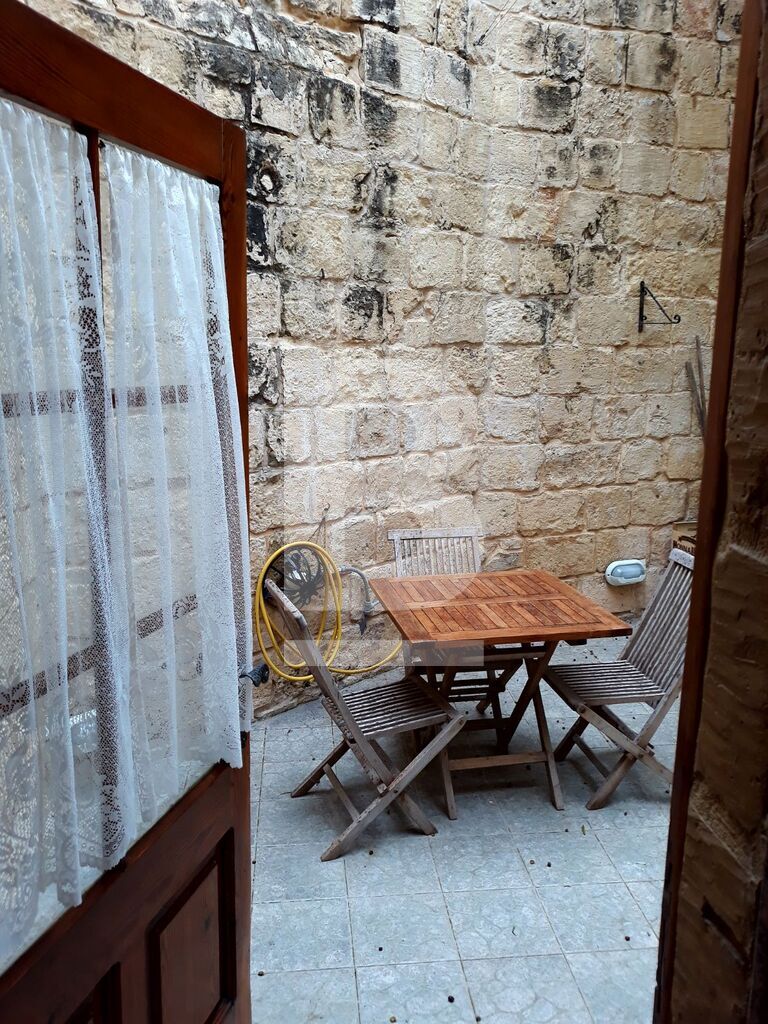 P_306551_Garden_with_dining_tabl