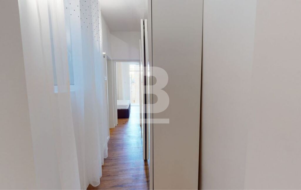 P_306627_corridor.JPG