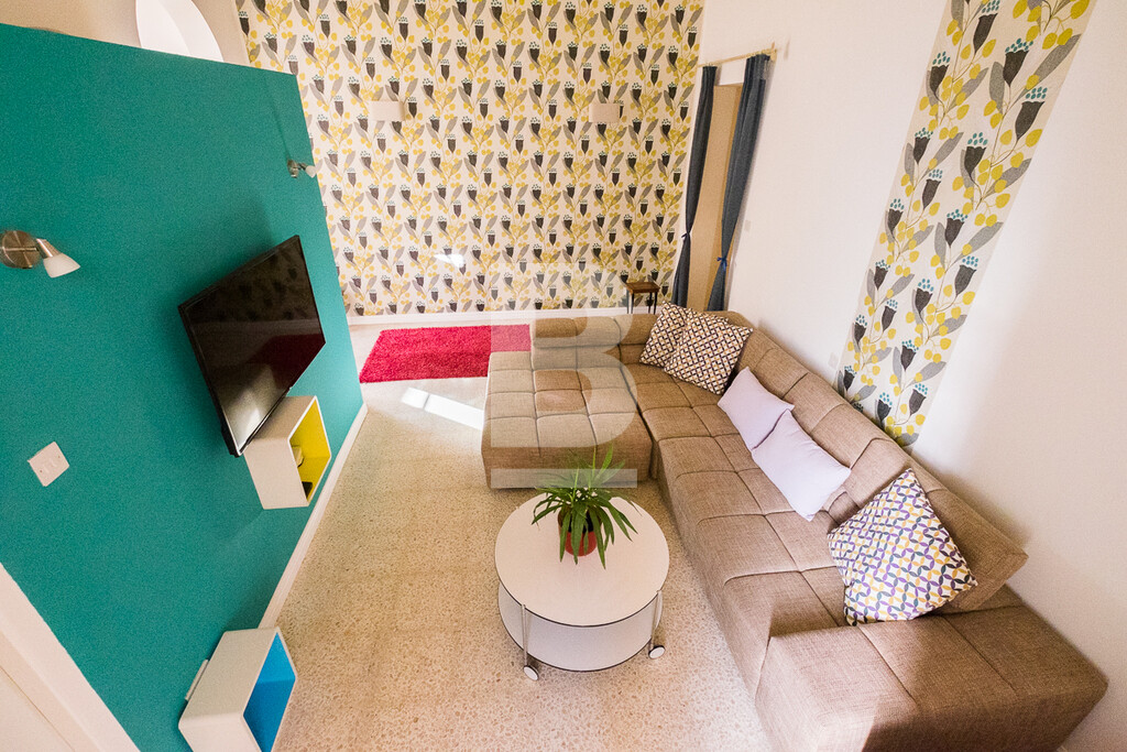 P_024145_high_view_upstairs_livi