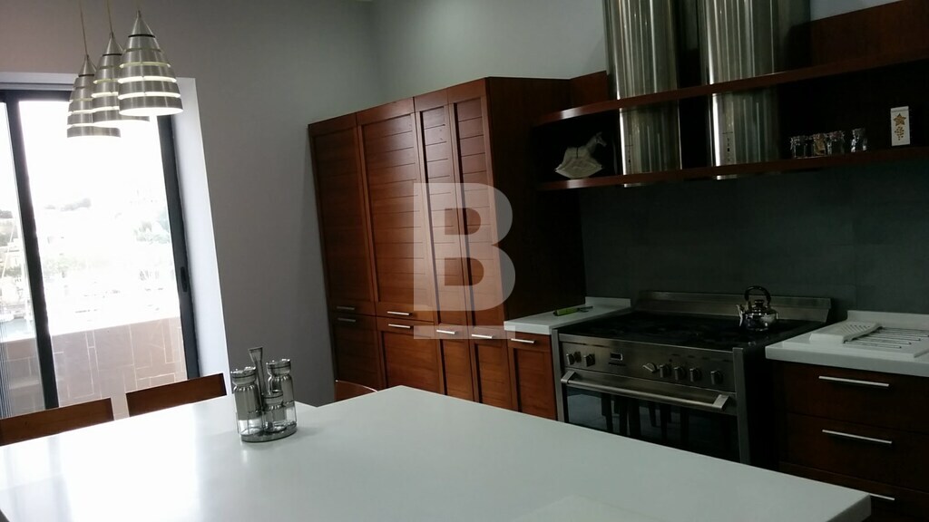 P_700427_Kitchen_-_has_Built-in_