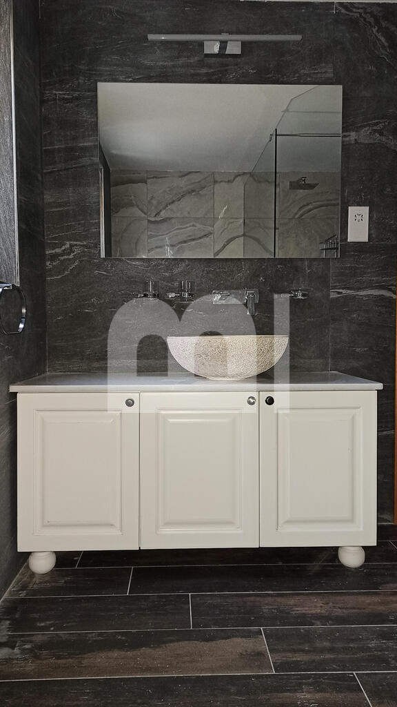 P_700848_27._Main_Bathroom_Sink.