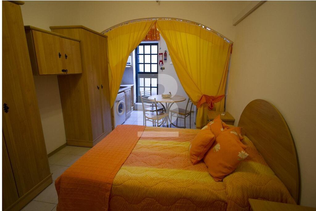 P_701026_Orange_Main_Bed_&_Kitch