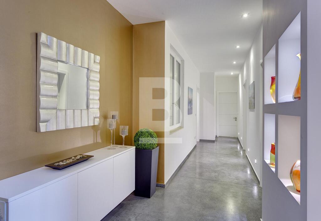 P_701195_Mark_T_-_Tax_Xbiex_007L