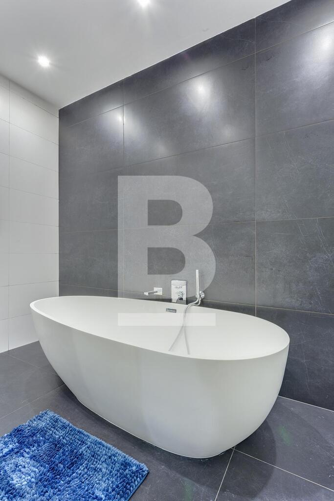 P_701195_Mark_T_-_Tax_Xbiex_008L