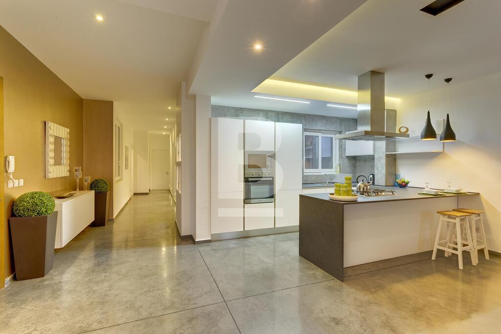 P_701195_Mark_T_-_Tax_Xbiex_010L