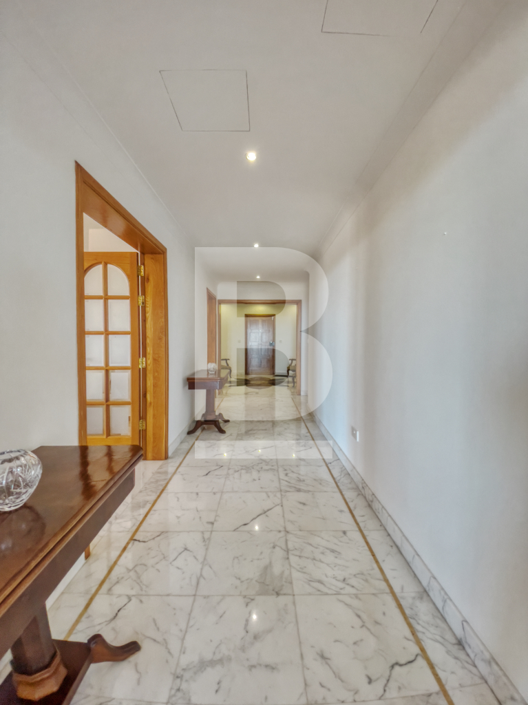 P_701811_CORRIDOR1.JPG