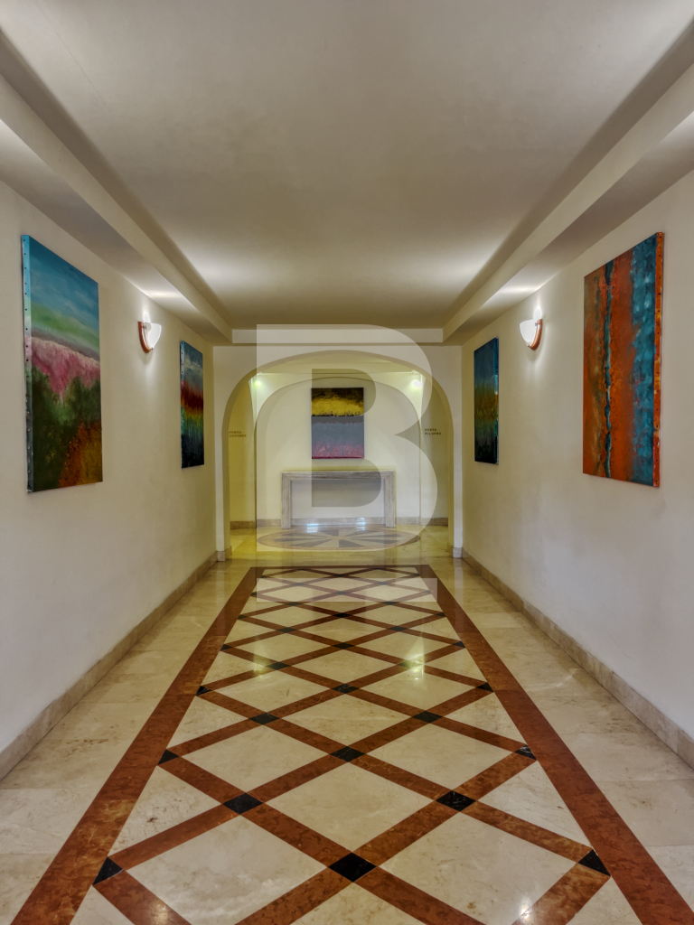 P_701811_CORRIDOR3.JPG