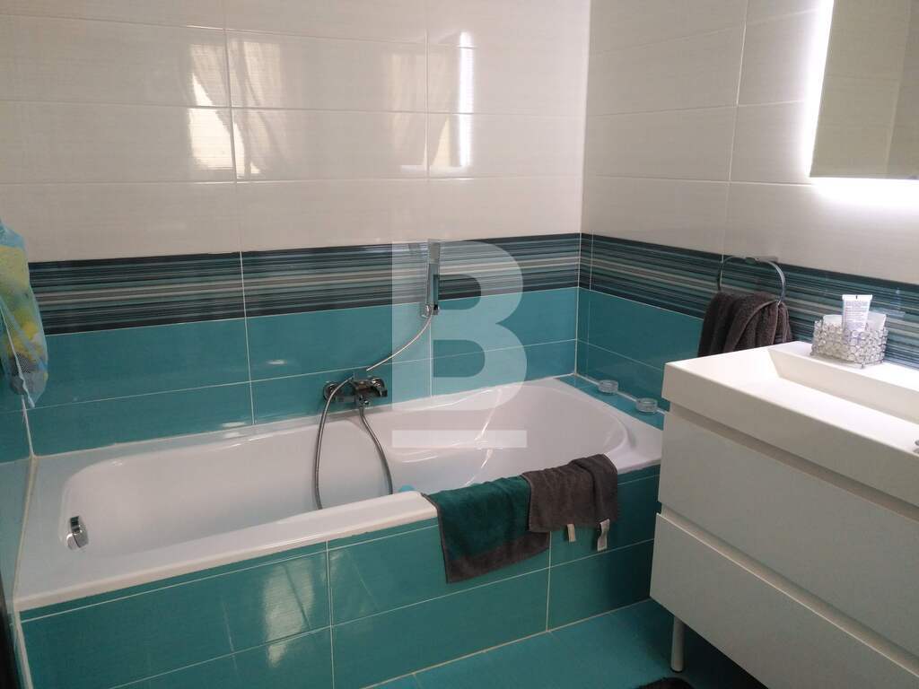 P_800465_2nd_storey_main_bathroo