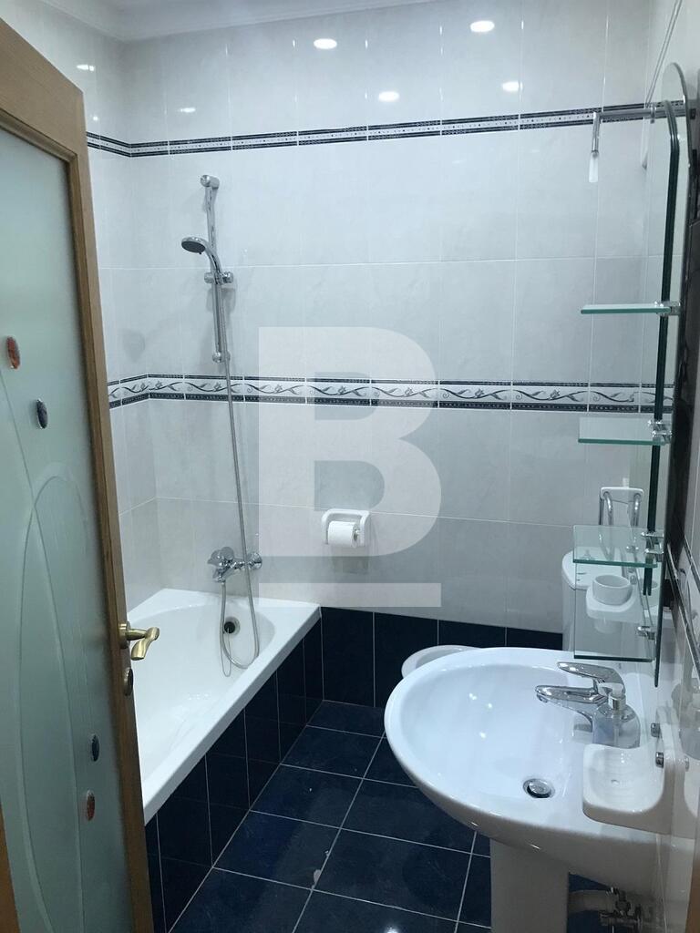 P_801774_main_bathroom_with_bath