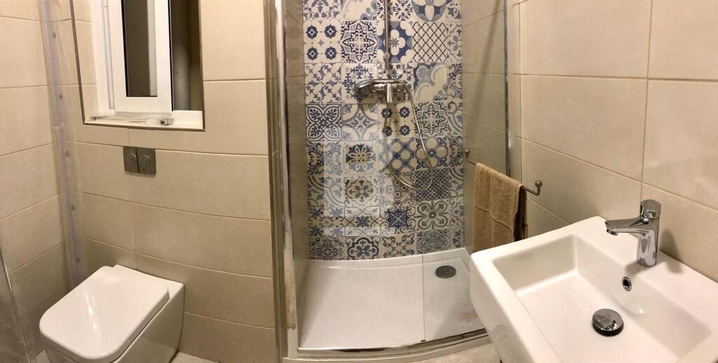 P_801776_2nd_shower_room_with_ti
