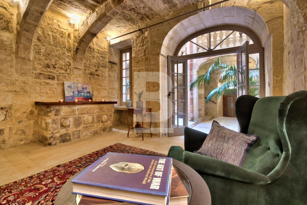 6 bed Houses of Character for Sale - Image 1