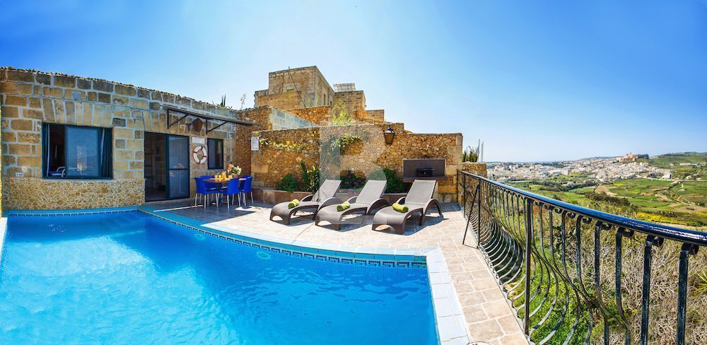 4 bed Villa for rent - Image 1