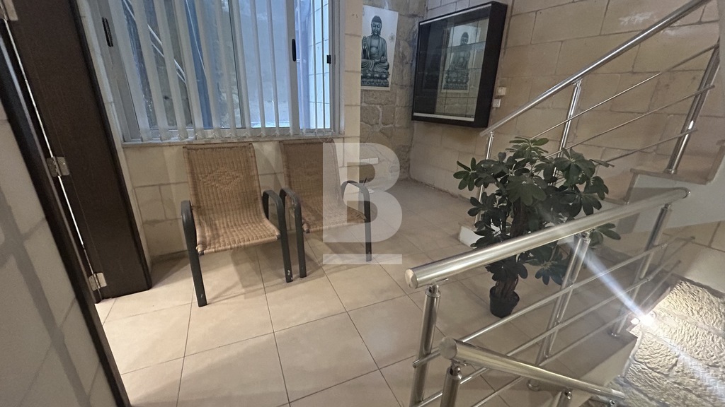 Studio for rent - Image 1