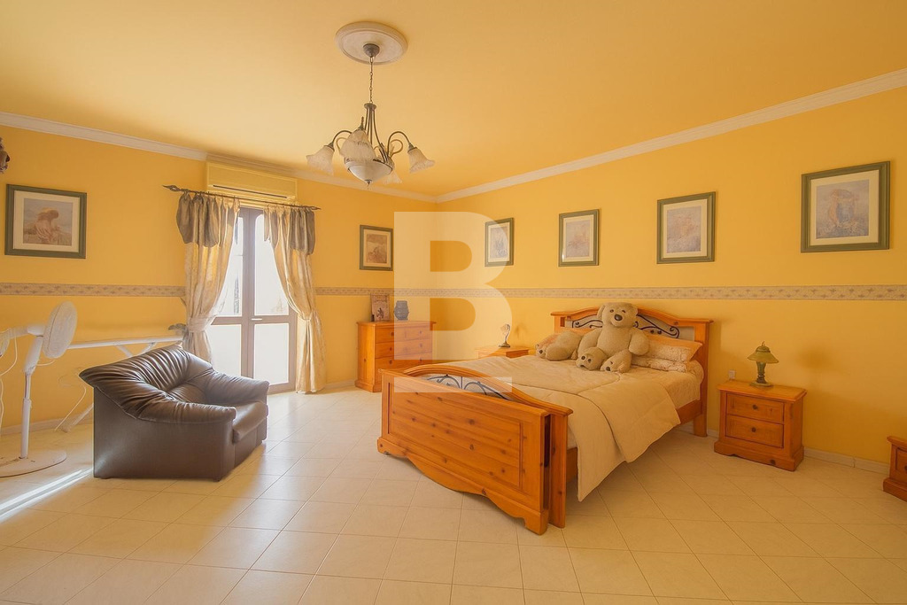 3 bed Apartment for Sale - Image 1
